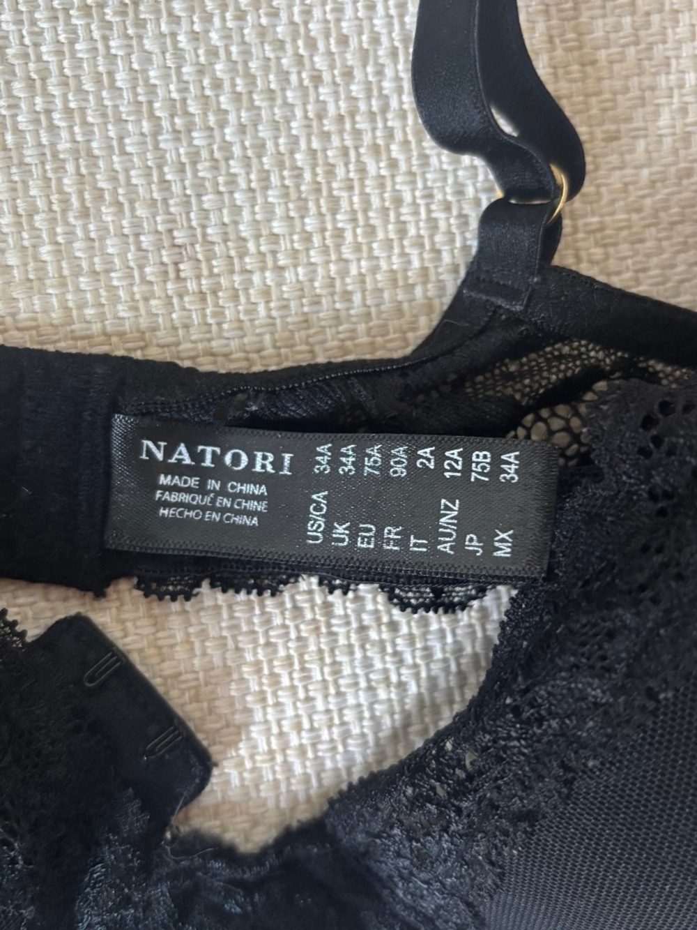 EUC Natori Feathers Plunge T shirt Bra Black 34A lace smooth sexy - Picture 6 of 9
